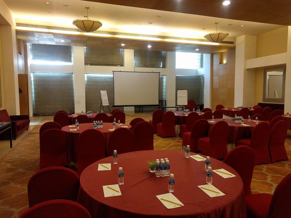 Отель Lemon Tree Premier 1, Gurugram Гургаон Экстерьер фото