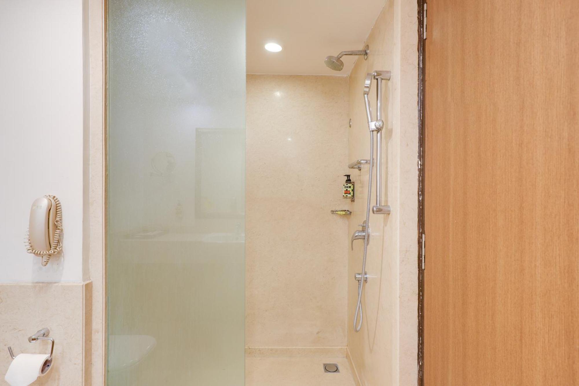 Отель Lemon Tree Premier 1, Gurugram Гургаон Экстерьер фото